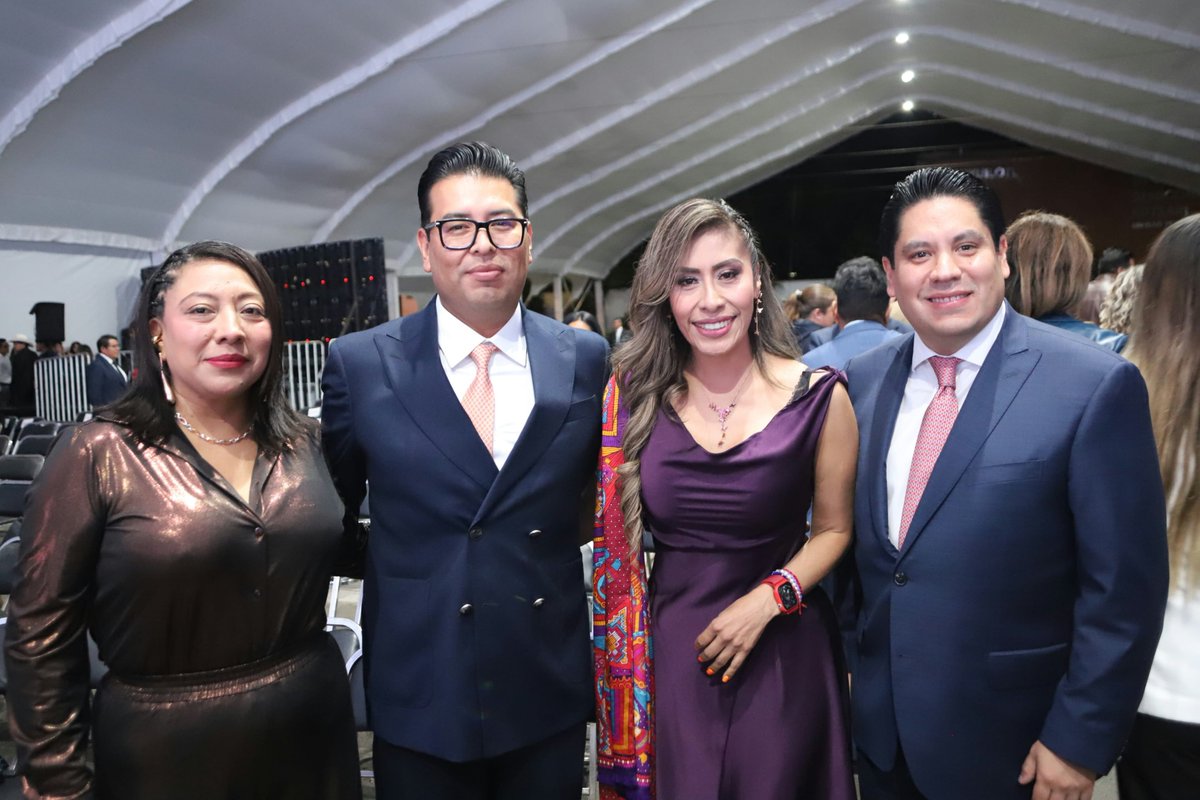 NestorCamarillo's tweet photo. @LupitaCuautleT @Agustin_TorresD @ClementeCH @AlvarezMaynez @DanteDelgado @colosioriojas @JLuisCarranzaM #SanAndrésCholula tiene una Presidenta que gobierna escuchando a su gente, que está trabajando todos los días por el bienestar de las familias San Andreseñas.

#SegundoInforme https://t.co/Myb6LMFMiP