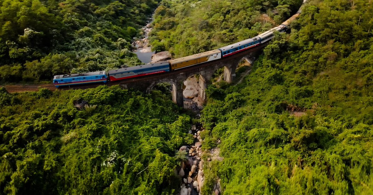 solbalmant's tweet photo. Journey to Hai Van Pass, the “Number One Pass Under Heaven, ” where misty mountains meet the emerald waters and white sands of Lang Co Bay. Experience Central Vietnam’s breathtaking harmony from every winding turn. https://t.co/YxylMZh2YS