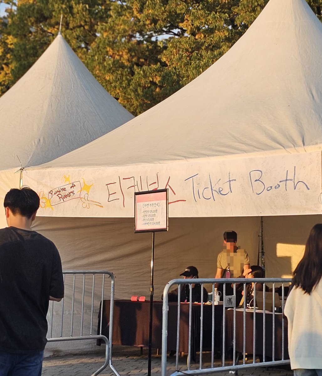 ssu_ch_0407's tweet photo. 악뮤콘서트 과목입 안 할 수 없는이유
알바스탭들한테 악뮤 청음회티셔츠 자체제작해서 입히고 staff글씨대신에 안내자라고 적어줌 무대스탭들은 등산복입힘 그리고 모든 짜잘한 안내까지 다 이찬혁 손글씨임 https://t.co/s5vfuM4wrX