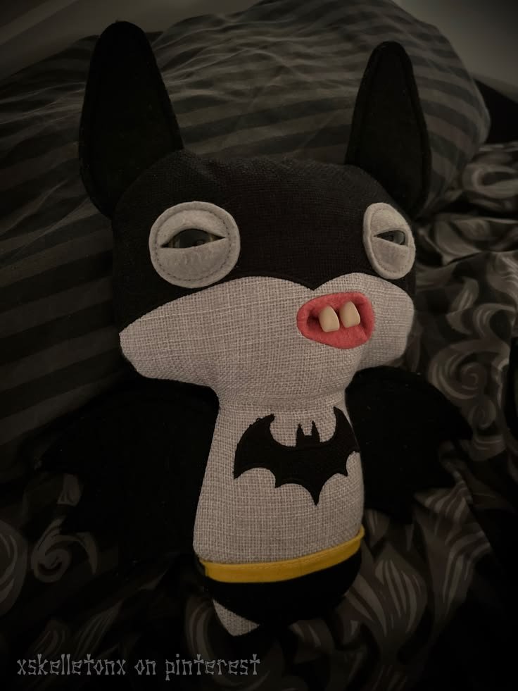 Th3battinson's tweet photo. Batytober: #batman #mootie #dc #mootsㅤㅤ #moothunt〃・ #brucewayne #artㅤㅤㅤㅤ #batmantwt #dailybatmanday #batober
day 9
・・・・・・・・・・・
MY FAV PLUSH THAT I HAVE YET TO GET BRO.
credits: credits are on the picture ! https://t.co/kqxd6VO3p2