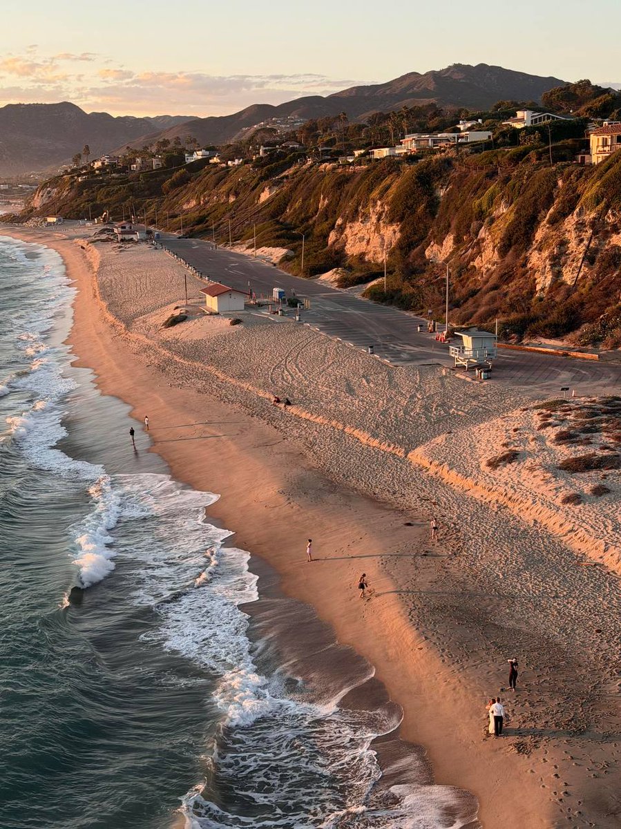 Catheri70682488's tweet photo. Golden hour by the coast never gets old 🌅 #beach https://t.co/UbjsrMwkA1