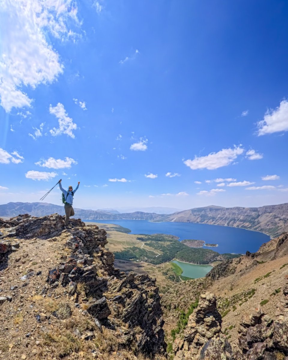 rnooshh1's tweet photo. Kelet-Törökország rejtett csodája a Van-tó mellett: a Nemrut-vulkán 9 km széles, 650 m mély kalderája tavakkal, vulkáni forrásokkal, obszidiánsziklákkal és különleges élővilággal vár. https://t.co/OVKxjN11Ru