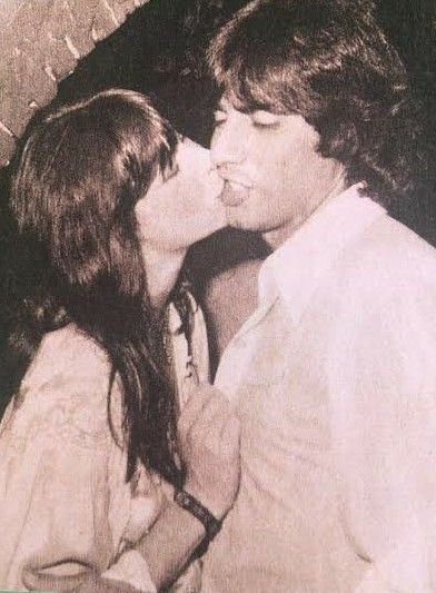 deadjajajjaa's tweet photo. Eu e meu namorado nos anos 70 https://t.co/ihIOTFQAOJ