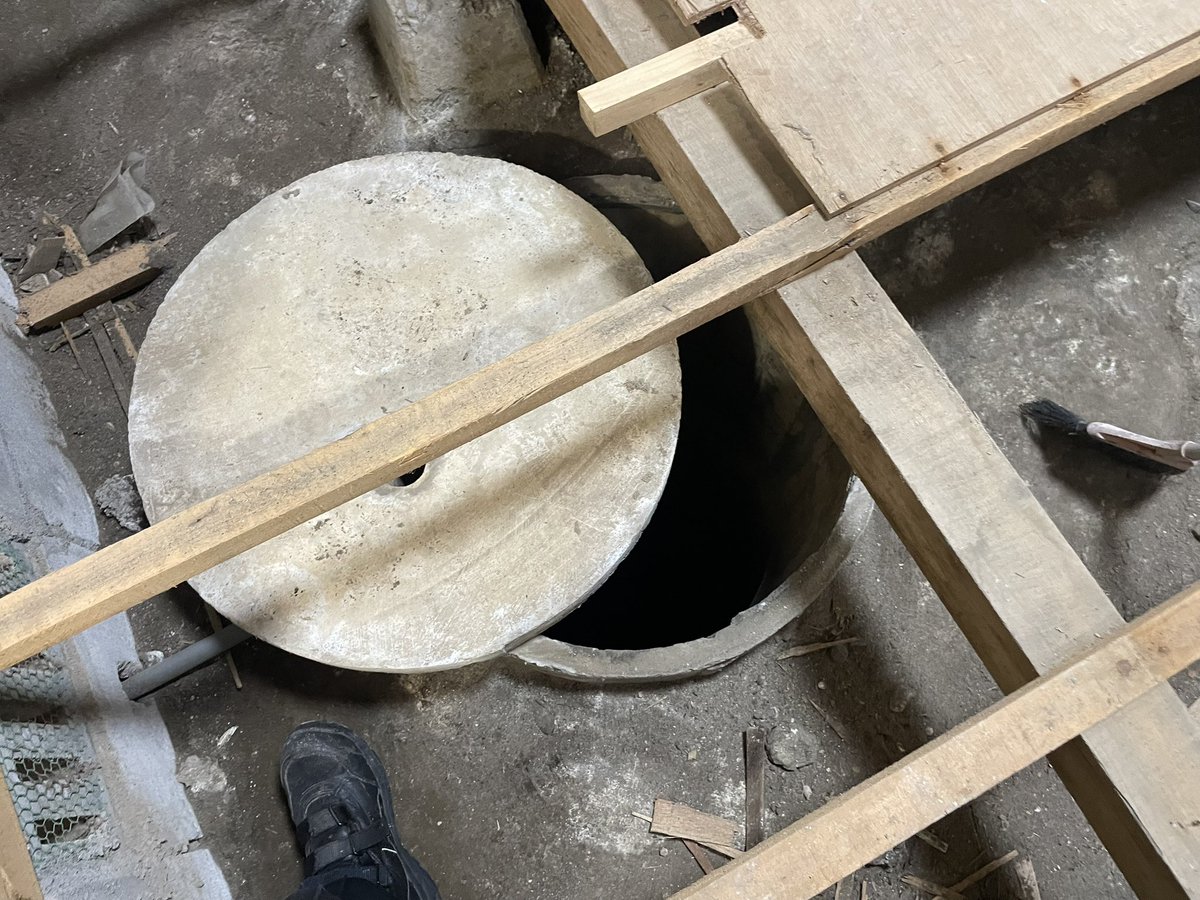 the_power_of_G's tweet photo. 約50年ぶりに確認された当家の井戸の奈落。

実家の建屋は古い住宅をリフォーム増築した物。

近所に79歳の前土地のオーナーに聞けば、この家の原型には、戦前（1945年以前）から、老夫婦が住んでいたと聞いている。

ここは台所兼土間。

築何年だよ？何気に近所では古い建物なのだよ。 https://t.co/ujxdfT755i