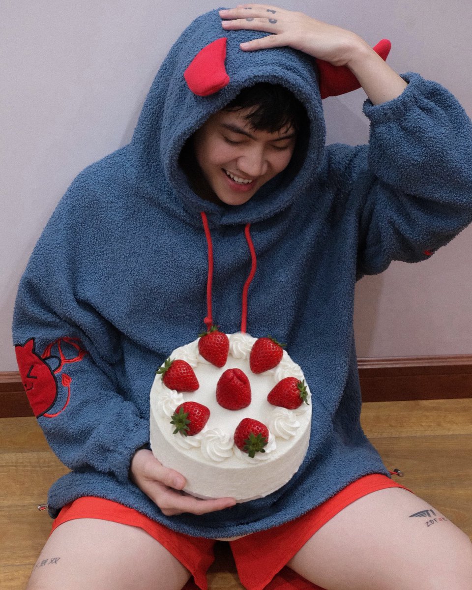 cdcaptain18's tweet photo. _ Chúc mừng sinh nhật Tiểu Quỷ CD 😈 và các 👼 Thiên Thần ♎️ 
_ Cảm ơn tất cả các tình yêu đã chúc mừng ạ. Yêu mọi người 💚
_ Đừng lướt tới ảnh cuối: Dính chiêu 2 Điêu Thuyền liền đấy 😂 https://t.co/XRrcYRCQSZ