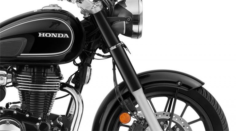 PutiMotor's tweet photo. ホンダのインド二輪車法人ホンダ・モーターサイクル・アンド・スクーター・インディア（HMSI）が、日本でGB350Cとして販売している「CB350C」のスペシャルエディション「パールイグニアスブラック」を発表。

ブラックにホワイトのピンストライプを引いた、1950年代の欧州車をイメージさせるグラフィック。

https://t.co/ePXZEA6bVK