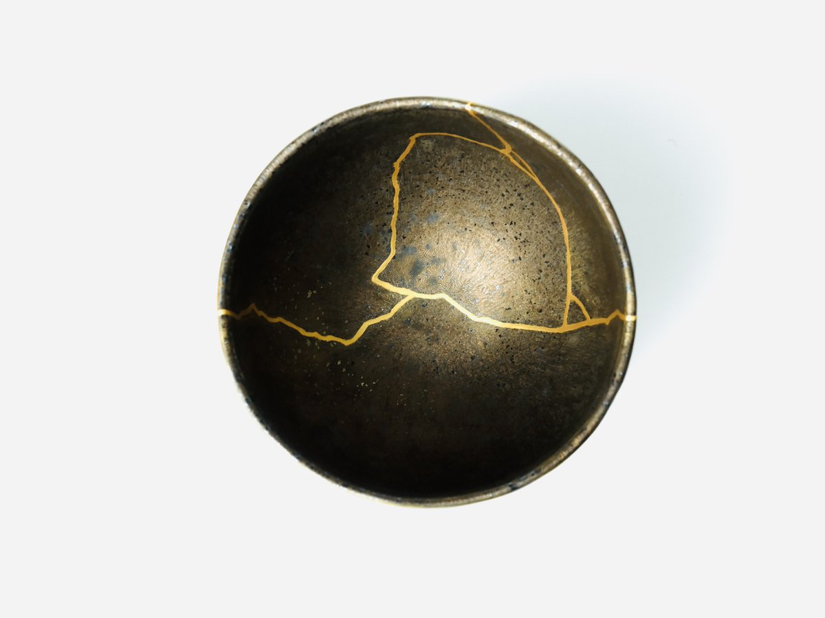 tsugu_kintsugi's tweet photo. 椰子の実のようなコロンとした見た目の愛らしい抹茶碗です。大きく6分割に割れ、深部まで金継ぎを施しました。器の素��にきらめく黒点があり、金線が映える仕上がりになっています。 https://t.co/q4AUJ10Hef