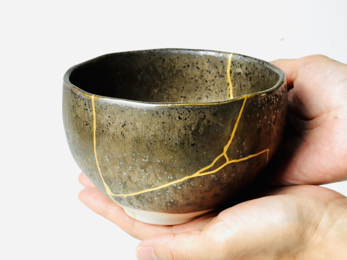 tsugu_kintsugi's tweet photo. 椰子の実のようなコロンとした見た目の愛らしい抹茶碗です。大きく6分割に割れ、深部まで金継ぎを施しました。器の素��にきらめく黒点があり、金線が映える仕上がりになっています。 https://t.co/q4AUJ10Hef