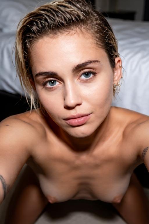 celebfakeitai's tweet photo. Miley Cyrus https://t.co/lKqgodzLmf