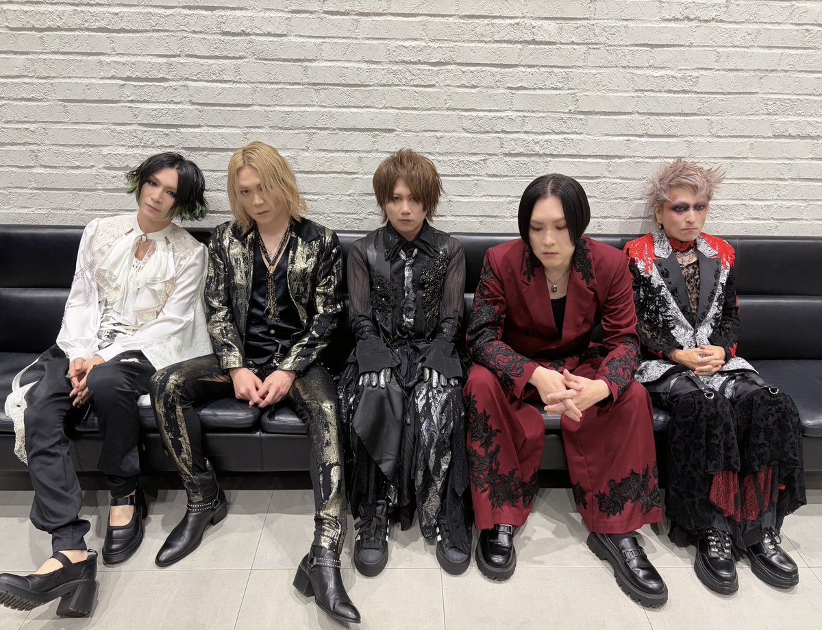 eggggggggao's tweet photo. この黄泉さん電車内でマナー悪い人に挟まれてるみたいになっててかわちい☺️ https://t.co/FcH38fSxgT