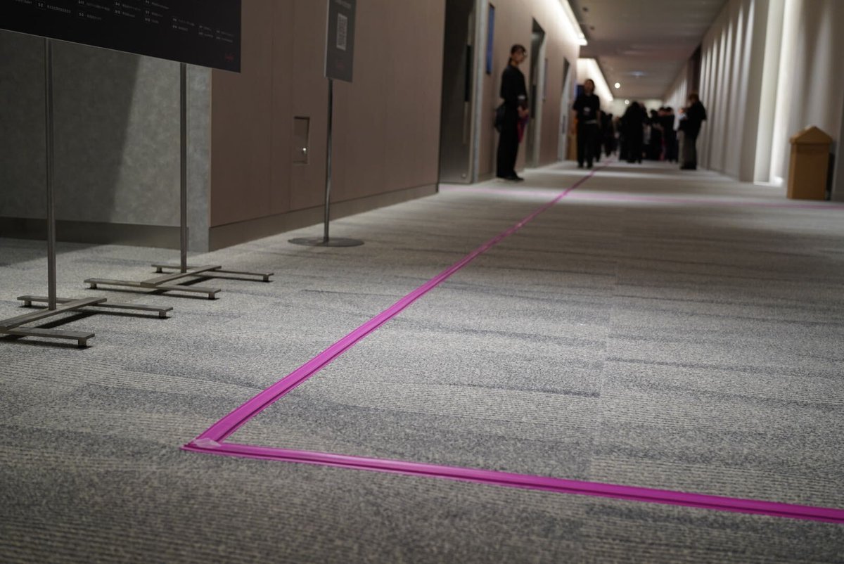 Designship_jp's tweet photo. #Designship2026
床に貼られた「ココテープ」にお気づきですか？
ココテープは、視覚に障害がある方の歩行をガイドする、塩化ビニル製の屋内専用テープです。

ぜひテープを奥までたどって、INCLUSIVE PARTNER PLAYWORKS株式会社 様のブースまでおこしください✨ https://t.co/InvDrZgHvI