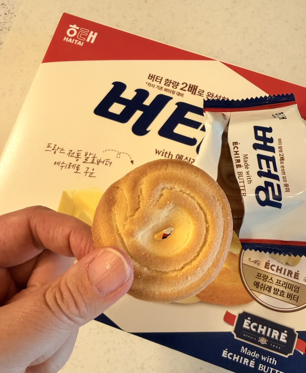 koal_lala_re's tweet photo. 에쉬레 버터를 사용한 버터링쿠키를 먹어봤습니다. 이것은... ‘기억속에 남아있는 이상화 된 버터링쿠키’ 의 맛입니다. 
어릴적에는 버터링 쿠키를 참 맛있게 먹었는데 지금 다시 사서 먹어 보니 그 맛이 아니잖아,그때 만큼 맛있지 않다...라고 생각 하신 분들께 권합니다. 애쉬레 버터링쿠키는 2026년 고급져진  입맛에도 맛있다고 느껴집니다. 물론 전문점에서 만든 최고의 버터링쿠키만큼은 아니지만 공산품이 이정도면 거의 극의를 끌어 냈다고 할 수 있을 거예요.