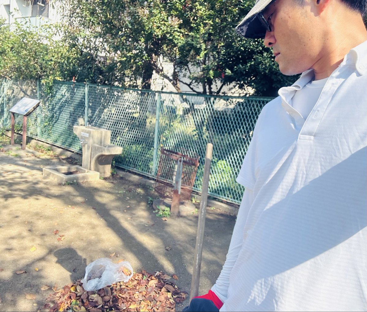 koukouz_aki's tweet photo. 早朝から
公園清掃のアルバイトをしてたら
同級生から電話が。

「二日酔いで身体が全く動かないから、俺の担当のエリアの公園も清掃してくれ」

とのこと。

3回聞き直しましたが
それしか言わないので、引き受けました。

今日と明日は
高校ズ
しゃべくり喧嘩漫才することになると思います。是非！ https://t.co/e1en82YYtE