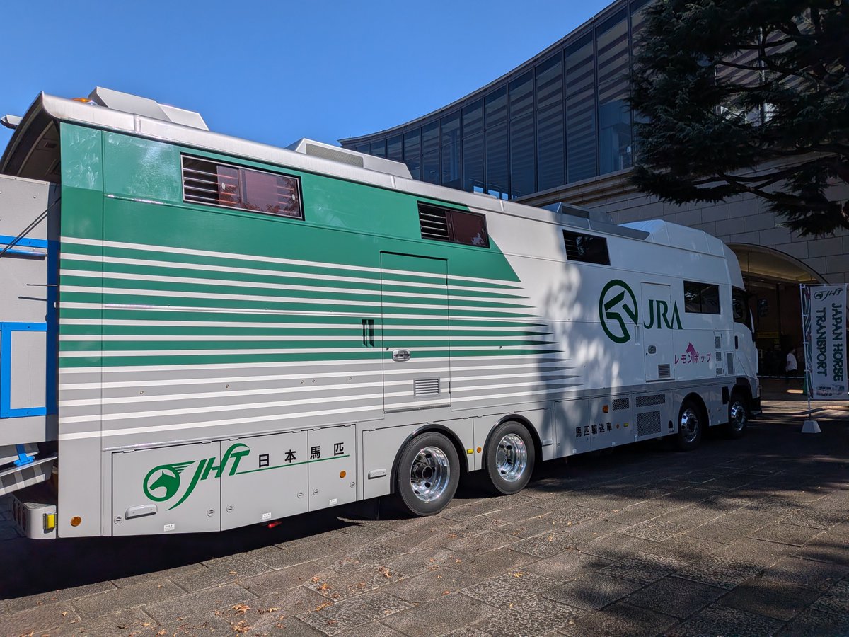 sakabasakaba's tweet photo. 馬運車に初潜入🚛

『あちょーっ！スパーン』の馬蹴り注意ポップが良き😆

#東京競馬場  #馬運車見学 https://t.co/bxHsWqdPmT