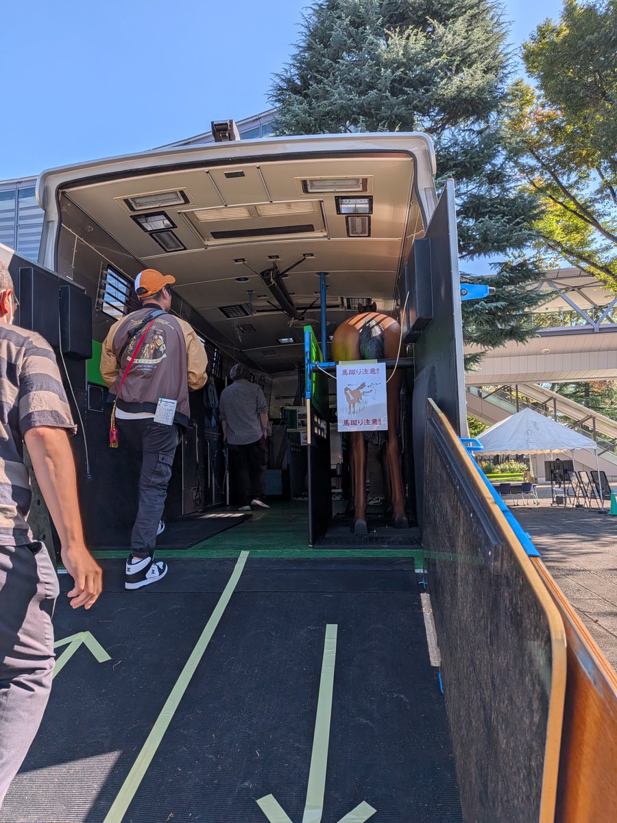sakabasakaba's tweet photo. 馬運車に初潜入🚛

『あちょーっ！スパーン』の馬蹴り注意ポップが良き😆

#東京競馬場  #馬運車見学 https://t.co/bxHsWqdPmT