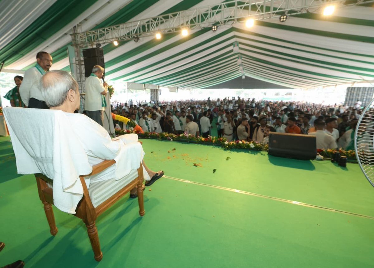 Vkpandianfancl1's tweet photo. ଚେୟାର ଯେଉଁଠି ପଡ଼ିବ, ଭିଡ଼ ସେଇଠୁ ଷ୍ଟାର୍ଟ ହେବ। https://t.co/pFn1O7Lvq2