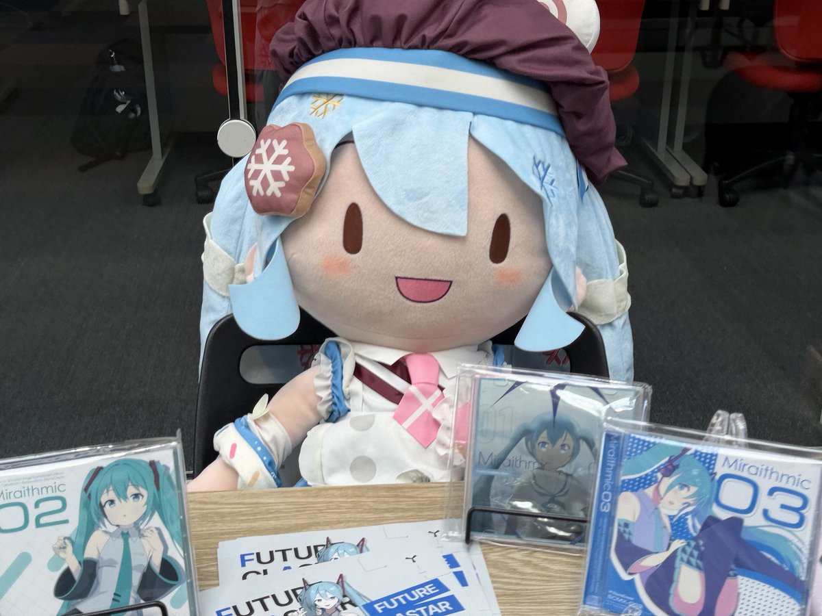 FUNVC39's tweet photo. 📢連携企画のお知らせ📢

3F の SoundCreate ブースにて、
ボーカロイドコンピレーションアルバムを頒布中です！

ぜひお立ち寄りください！

#funfes2026 https://t.co/mvBjIqgf4G