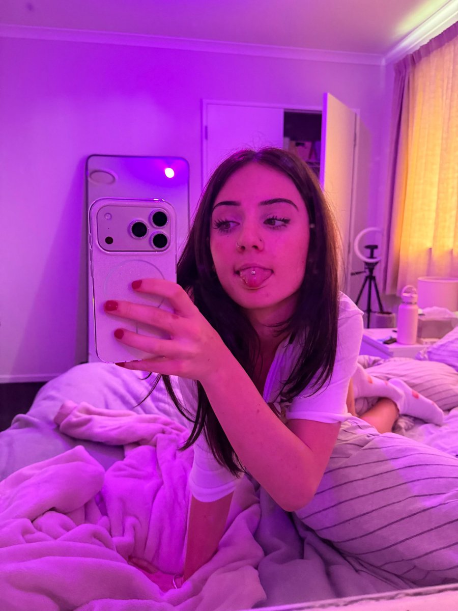 eryxka's tweet photo. mirror selfie because apparently i needed proof that the outfit was actually working 😇 https://t.co/BjHTv7dCpg