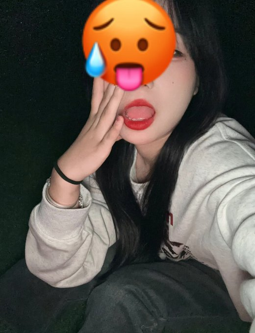 SneeAnnaa's tweet photo. 嘴里是不是少点什么 https://t.co/CUP2kH5a4t