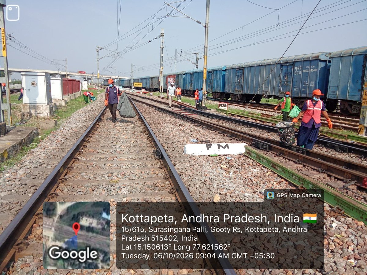 drmgtl's tweet photo. 🧹 As part of #SwachhataPakhwada2026, Guntakal Division undertook trackside cleanliness drives at Guntakal & Gooty Railway Stations, removing wild bushes, garbage, plastic waste and scrap along running lines and Level Crossings. A cleaner railway environment for all! 🌿🚆
@RailMinIndia
@SCoRAILWAYVSKP #SwachhBharat