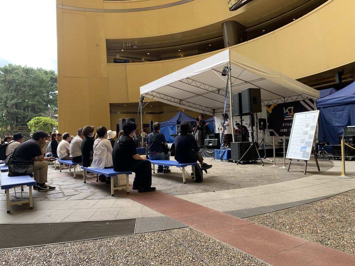 crossfm787's tweet photo. ＼KITAKYU JAZZ STREET 2026 ／
その日、街は音楽に包まれる

ステージは３会場♪

リバウォーク北九州ミスティックコートではTHE TAKIBIさんのステージ✨

エネルギー溢れる歌声で会場を盛り上げてくれました🎵

@KitakyuJazz 
#北九ジャズ　#kitakyujazz https://t.co/6IKSgykmfP https://t.co/fCIT9IFUa4