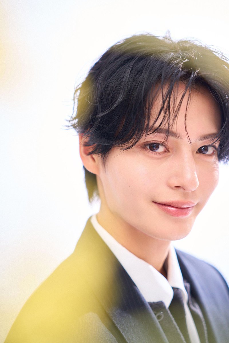 oshiraku's tweet photo. 🎤推し楽 インタビュー👀✨

＼ゴジュウウルフ役で大注目！ ／
#冬野心央 さんが1st写真集「#Butterfly」の撮影秘話を語ります🦋

詳細はこちら👉https://t.co/evndeq4oKu

“赤”への思い、自身の取扱説明書、真摯な姿勢が伝わる今の“推し”まで😌

@fuyunomio_1st @fuyuno_mio https://t.co/CH9kIVxHjS