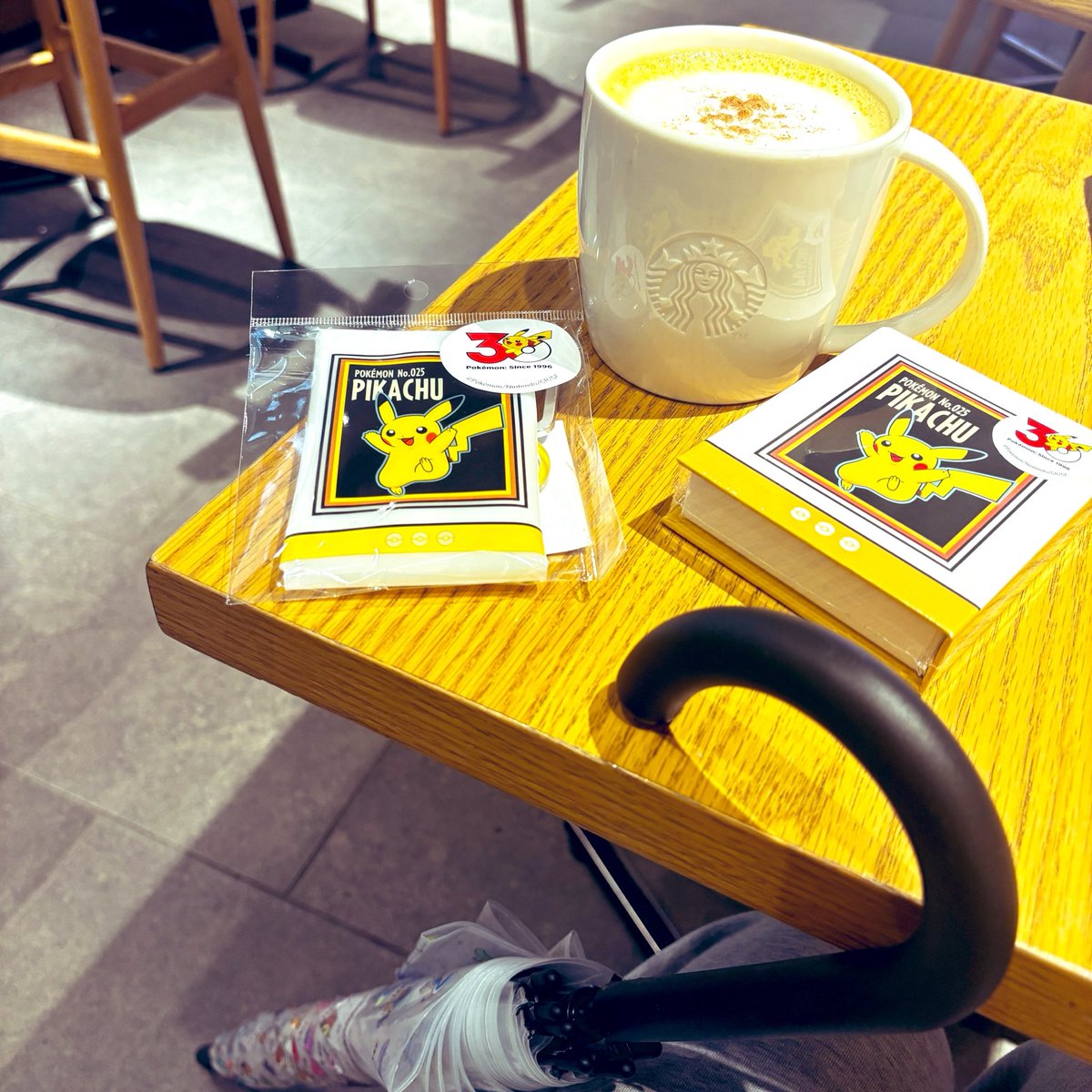 tazuneru_chan's tweet photo. スリコのポケモンコラボ！
なんとビニール傘には初代151匹が並んでいるのです✌️✨
世代なので、嬉しい〜☺️雨の日が楽しみ https://t.co/TYg5wo7OcC