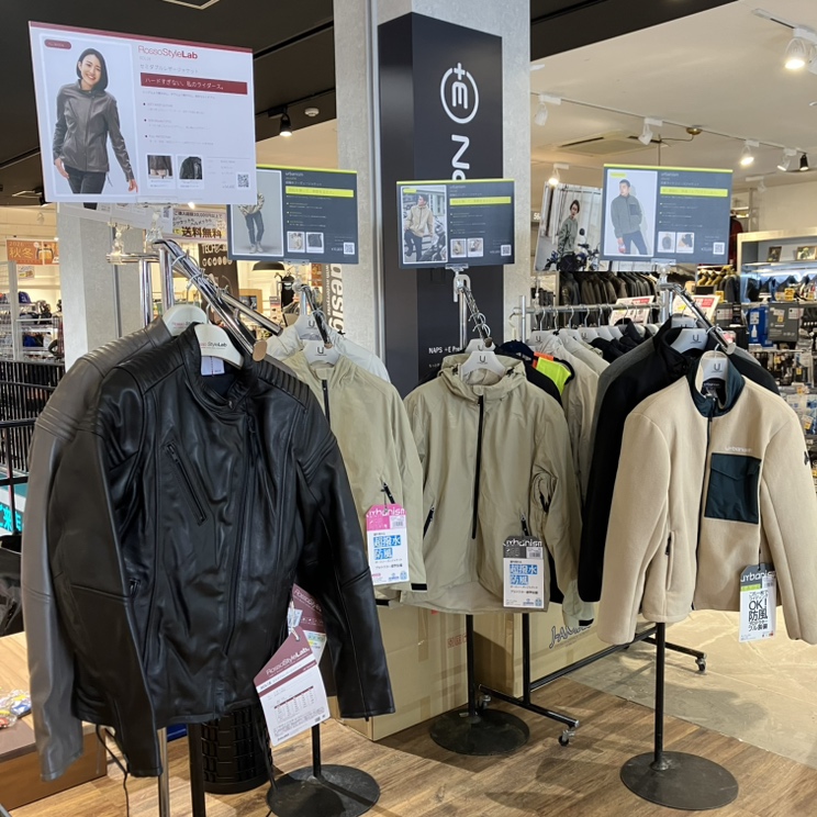 naps_tokai's tweet photo. #ナップス春日井店 で開催中の
＼ 春日井店 感謝祭🎊 ／

2階フロアに���
#JAMBLE #RossoStyleLab 加藤さんが
バイクウェアの商品紹介してくれます💁‍♀️
レディースの革ジャンあります📢

＃DAYTONA 藤田さんが
#NOLAN #RESO #GRXPLORE
盛りだくさんのご案内してくれます💁‍♀️
猫好きな美人なお姉さんです🥰💗 https://t.co/bIkTVztxRi