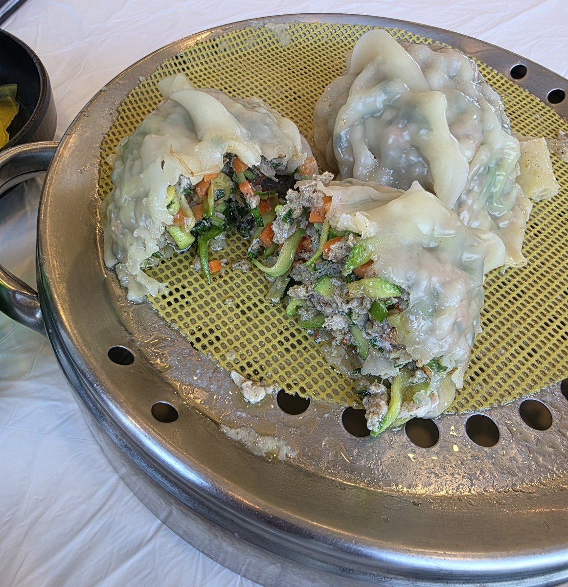 eateatgood's tweet photo. 화성, 수원 여행 타래🧳

📍화성 기안동 뼉다구아지매육칼

✔️육촌세트

수원 여행 짜둔거 있었는데 릴스보다가 여기에 너무 꽂혀서 계획에 꾸역 집어 넣음! 캐치테이블 수시로 확인해서 웨이팅 미리 넣고 30분이상 기다린듯. 1단계 매콤하니 제 서탈이었어요! 만두도 사이즈가 큼♡ 회전율 빠른편! https://t.co/5Vx3o78D9y