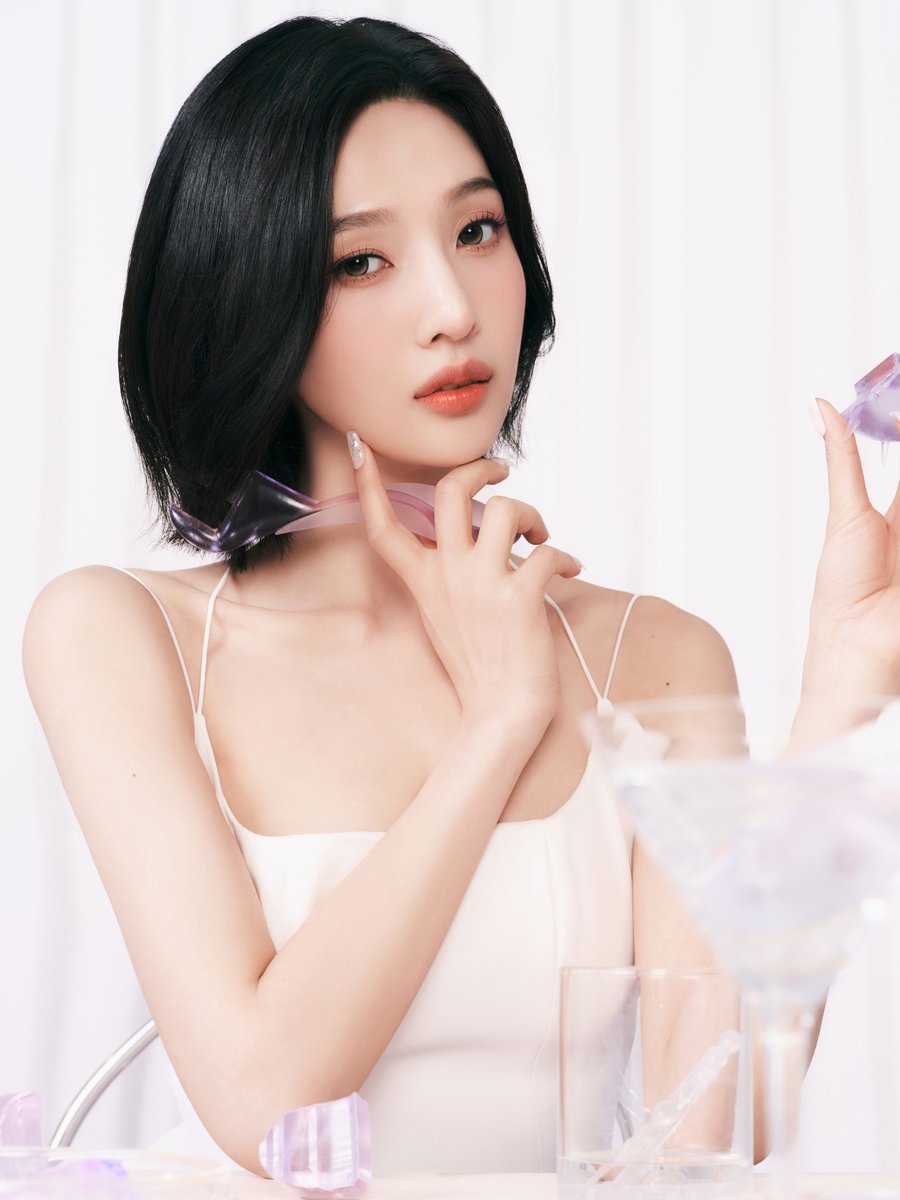 RVsmtown's tweet photo. 2027 Red Velvet SEASON’S GREETINGS

COMING SOON

#2027SEASONSGREETINGS #RedVelvet https://t.co/5uN94PVw5I