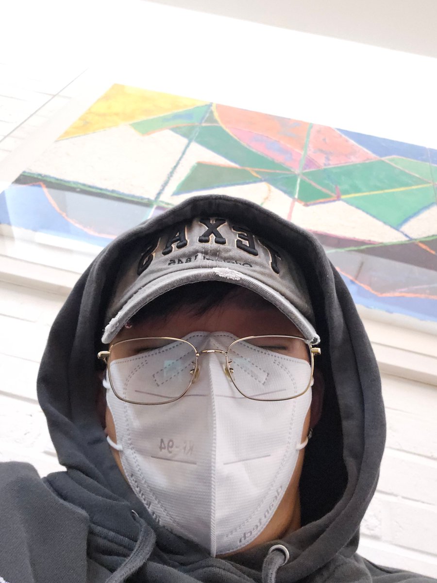 jiwonmuse's tweet photo. bobby bintitan gara2 kagak cuci muka 😭😭

🐰: gue bintitan
💬: akhir2 ini lu kerja keras banget ya? ㅜ
🐰: gak kok, ini gara2 gue gak cuci muka
🐰: sekarang lagi di klinik mata
🐰: ah... keknya ini bakal harus dioperasi deh
🐰: kalo sampe operasi, gue pengen kabur aja dari sini
💬: kalo kecil mah paling cukup minum obat
🐰: semoga aja gitu
💬: gede banget emangnya?????
🐰: iya, udah kek ada benjolannya gitu
💬: wah pasien-pasien lain di klinik mata itu beruntung banget bisa lihat bobby
🐰: gue aja sekarang penampilannya udah kek ninja
🐰: [kirim foto]

setelah diperiksa dokter mata:
​🐰: YAYYYY CUMA DAPET RESEP OBAT!!!!!!
🐰: untung gak sampe ada “senjata dingin” di deket mata gue (dioperasi maksudnya 😭😭)