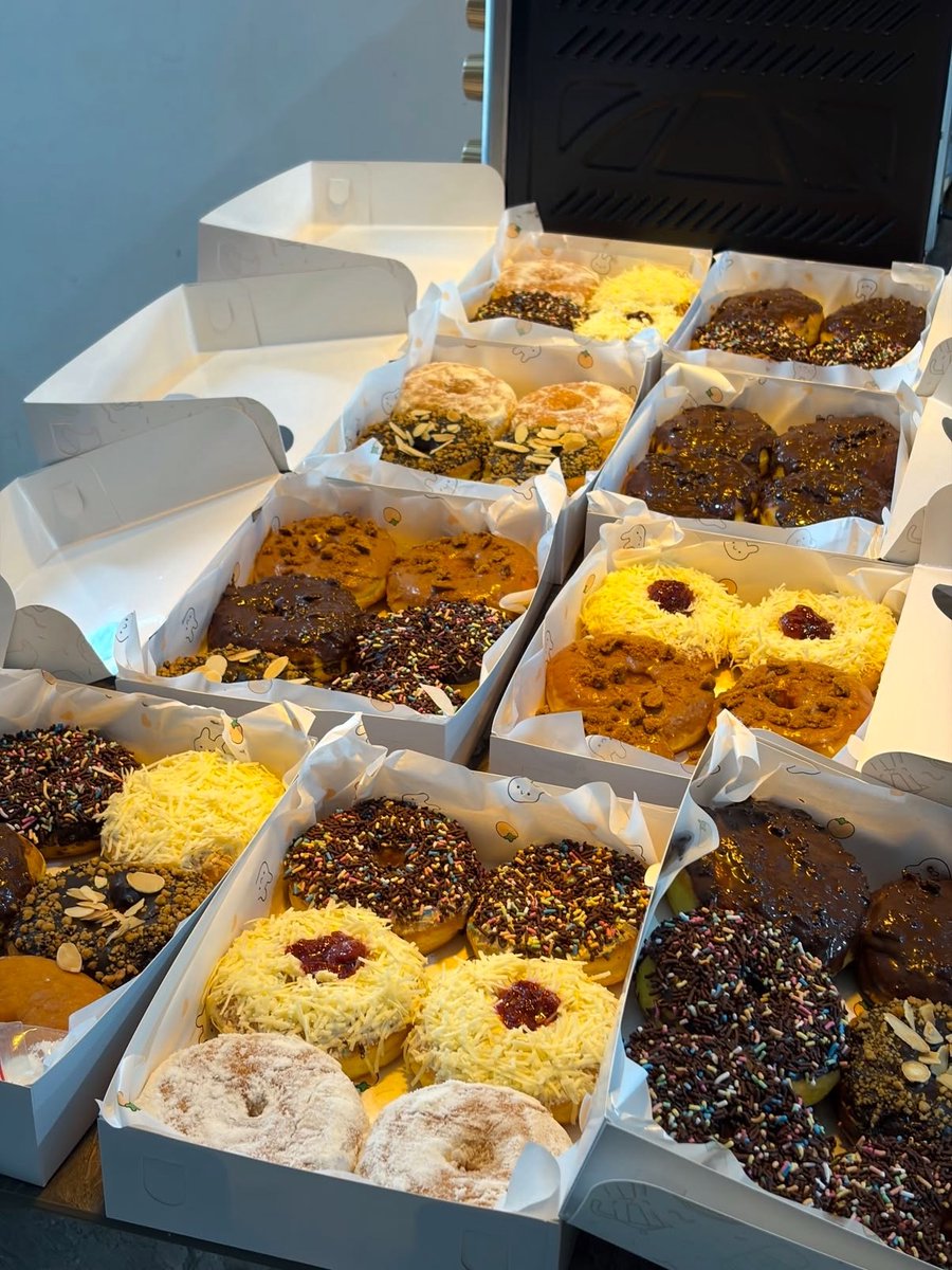iniikelvin's tweet photo. jujur bingung harus mau makan yang mana dulu https://t.co/dKc4FXUDzC