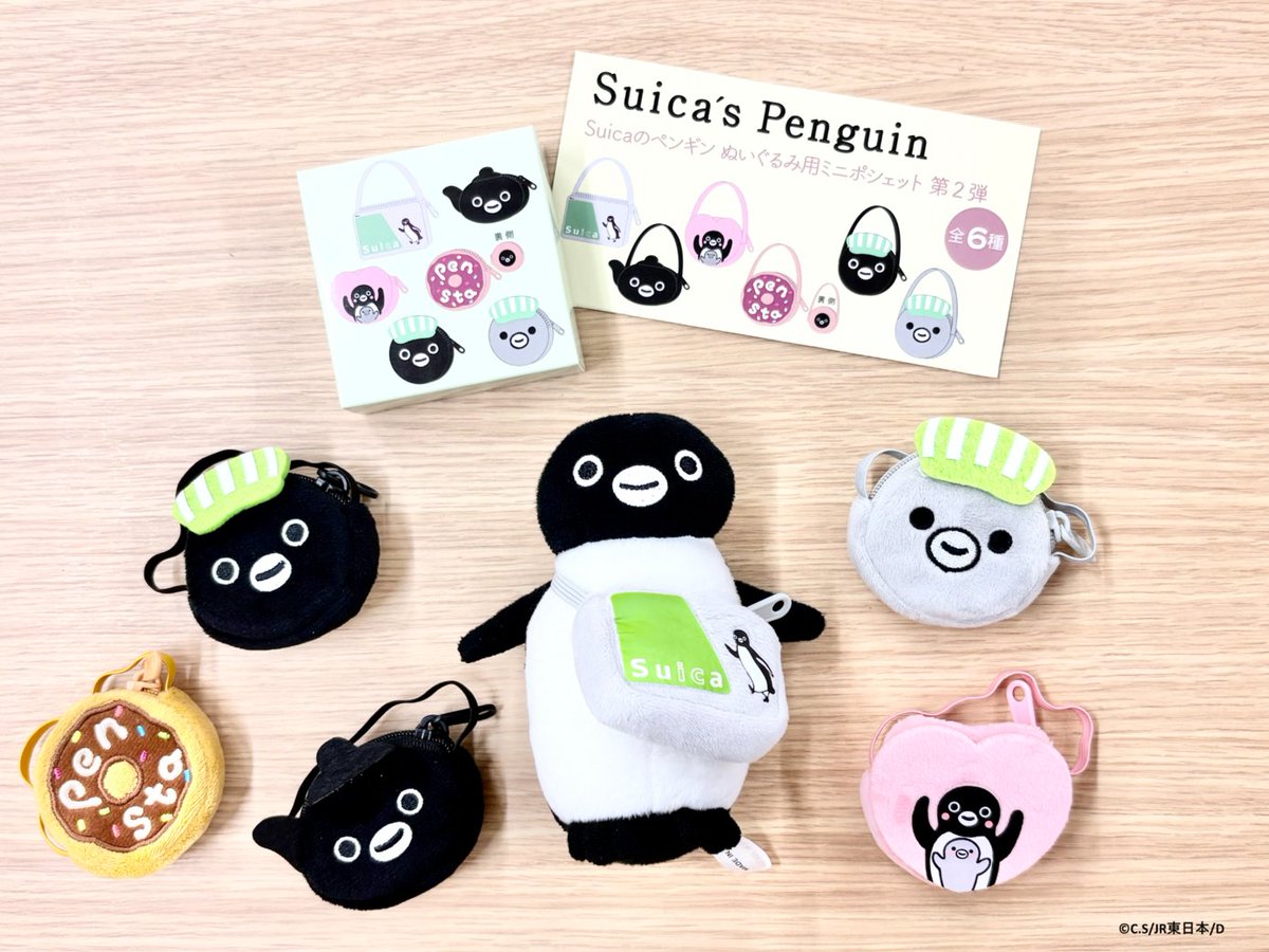 Pensta_JRCross's tweet photo. \ Pensta10月10日新商品のお知らせ /
大人気の「キャリー用ぬいぐるみ」が再入荷しました！！！
さらに、キャリーぬいぐるみが着せ替えできる可愛い関連アイテムも仲間入りしました！
ぜひお気に入りの組み合わせで一緒におでかけを楽しんでくださいね♪

🌟 新商品＆再販アイテム
1️⃣ キャリー用ぬいぐるみ（再入荷）1,650円
2️⃣ ぬいぐるみ用ミニポシェット 第2弾  990円
3️⃣Tシャツチャーム990円
4️⃣ キャリーお布団グリーン（再入荷）1,496円
5️⃣Suicaのペンギンお布団ポーチ　2,750円

※ミニポシェット第2弾は全6種のランダムアイテム
※Tシャツチャームは全5種のランダムアイテム
※価格は全て税込です