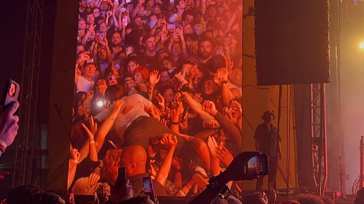 yuhmoma113203's tweet photo. Oh Anthony. Dear sweet Anthony, aren’t you  just an absolute riot! Baahaha 🤣😂🤣 #Circa #CircaSurvive #AnthonyGreen #AfterCock # https://t.co/Giu2JajmG7