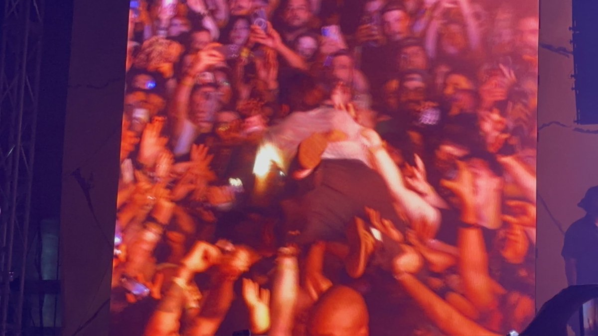 yuhmoma113203's tweet photo. Oh Anthony. Dear sweet Anthony, aren’t you  just an absolute riot! Baahaha 🤣😂🤣 #Circa #CircaSurvive #AnthonyGreen #AfterCock # https://t.co/Giu2JajmG7