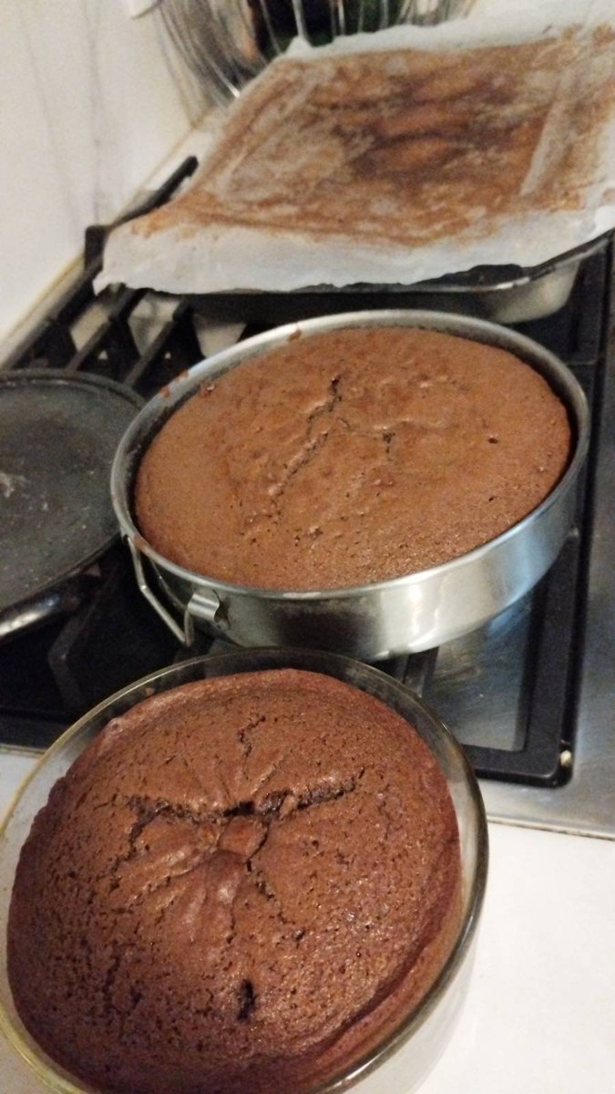 natillayflan's tweet photo. Ya salieron los pasteles!! Y hay otro rectangular enfriándose en el comedor. #HB2M https://t.co/wPKMZOe9n5