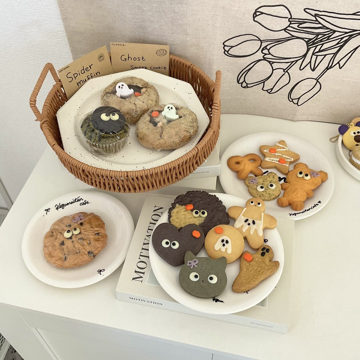 kogumaitancafe's tweet photo. 新作グッズ登場しました‼︎(画像三枚目)
本日より発売です💕
チーズケーキもご用意しております🧀

🧸ご来店お待ちしております🍪

#こぐまいたんカフェ #府中カフェ #中河原カフェ #推し活カフェ #オタ活 #韓国カフェ #ハロウィン #ハロウィンスイーツ #ハロウィンお菓子 https://t.co/B48LmfujGZ