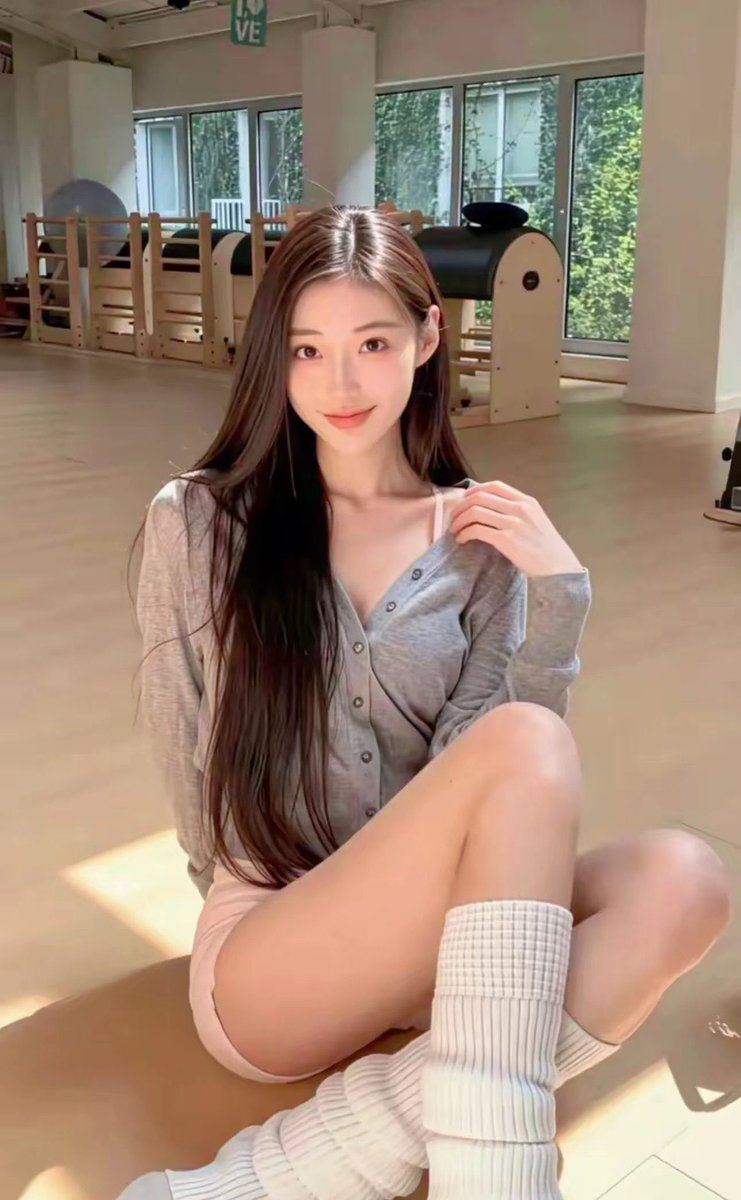 renqiriji520's tweet photo. 班花的漂亮朋友圈。
上大学的时候男生不用说，我们女生也都承认她是班里最漂亮的。
但是成绩垫底的她总是被我们在背后吃不到葡萄说葡萄酸的说“长得漂亮有什么用，还不是绣花枕头”
直到快毕业的时候我们才知道原来真傻的是自己，她在众多追求者中选择的那个不出众的男生，原来是个富N代。 https://t.co/6oUAbTjUbD