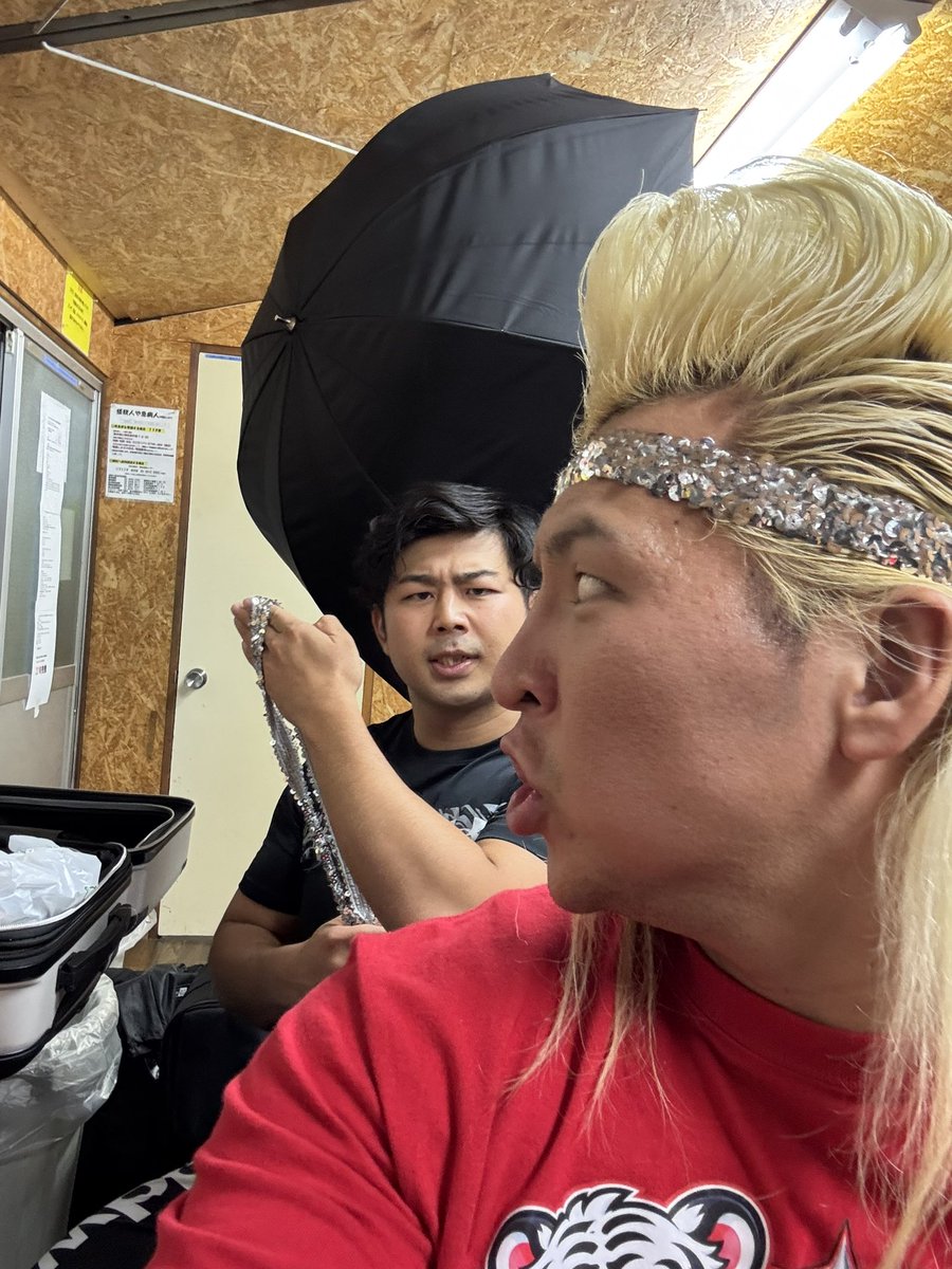 GINGIRA_GYB's tweet photo. HYOです🌟

子供の頃、親に買ってもらったレプリカマスクに"ファルコンキッド"と名付けた🦅
後にレイミステリオのマスクだとわかりました。

HYOでした🌟青春！
#GYB #ギンギラヤングボーイズ https://t.co/Lbz4JVvhxi
