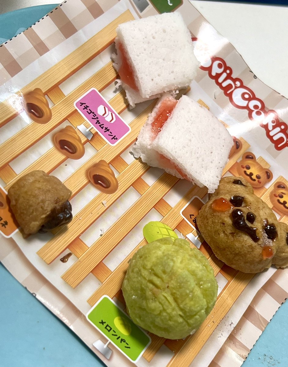 karuta_s's tweet photo. また知育菓子
今度はパン屋さん
生地系は普通に美味しい😋 https://t.co/oRBB7HnP0I