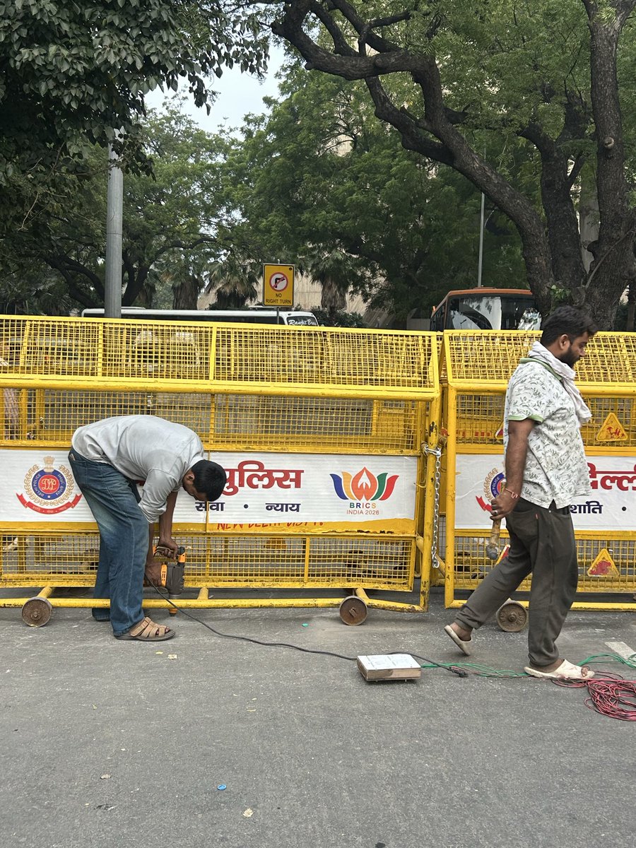 Jha_Swarnaa's tweet photo. Barricades up, security tightened at Jantar Mantar.
8:25 AM Jantar Mantar 
@Switch https://t.co/p0RP7htq5T