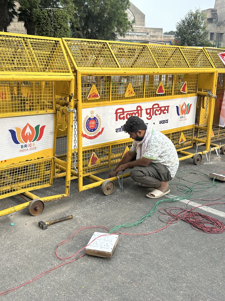 Jha_Swarnaa's tweet photo. Barricades up, security tightened at Jantar Mantar.
8:25 AM Jantar Mantar 
@Switch https://t.co/p0RP7htq5T