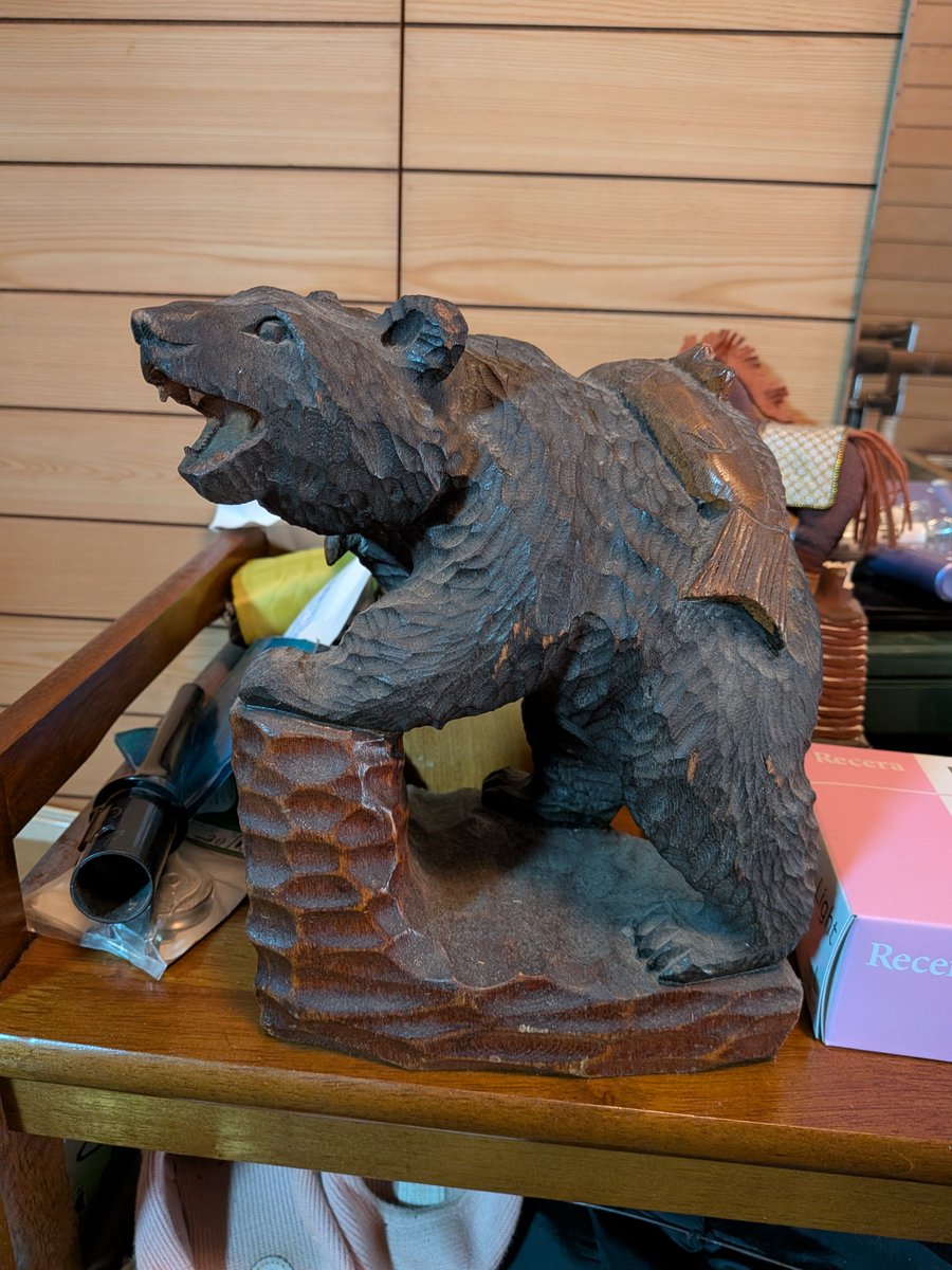 shitsujitu's tweet photo. @kitano_tobi 大阪実家の熊、鮭を背負ってる。父親が北海道に出張に行って土産に買ったものとのこと。他にもいたが、残ってるのはこれだけ。 https://t.co/YBgdltg5eE