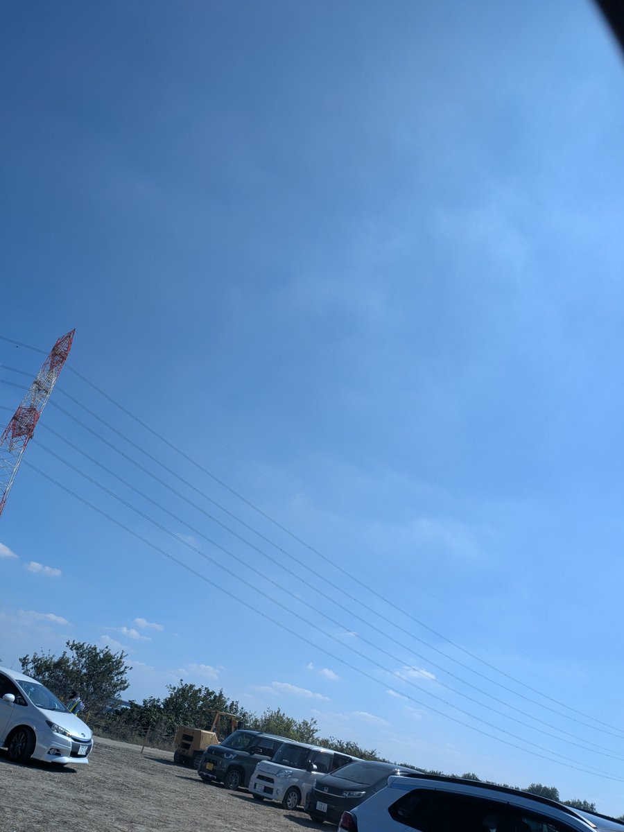 tukusi0358's tweet photo. 無事花火大会の駐車場に到着

既に沢山の車と、人で屋台も出てびっくりです。
先ずはここまでこれた体力が嬉しいです✊😆 https://t.co/LicPfdZSni