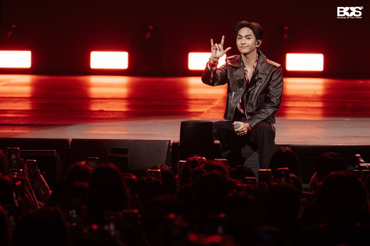 BUS_SONRAY's tweet photo. #COPPERdechawat STAGE at SONRAY SHOWCASE 2026 
— ใจสั่งมา 🤟🏻

จริง ๆ กว่าจะมาเป็น ‘ใจสั่งมา’ ก็มีหลายตัวเลือกมาก ๆ เหมือนกัน แต่สุดท้ายที่เลือกเพลงนี้เพราะว่าอยากร้องเพลงที่เข้าใจง่ายแต่สื่อสารอารมณ์ 2 เพลงที่เลือกมาก็คืออยากให้ทุกคนฟังผมร้องแล้วอินจนอยากร้องตามให้ได้ครับ แล้วก็เวอร์ชั่นของพี่เสกเขาก็แข็งแรงมาก ๆ  เลยอยากเอาเพลงพี่เขามาลองทำในเวอร์ชั่นของตัวเองดูครับ

#SONRAYSHOWCASE2026
#BUSbecauseofyouishine
#SONRAYMUSIC