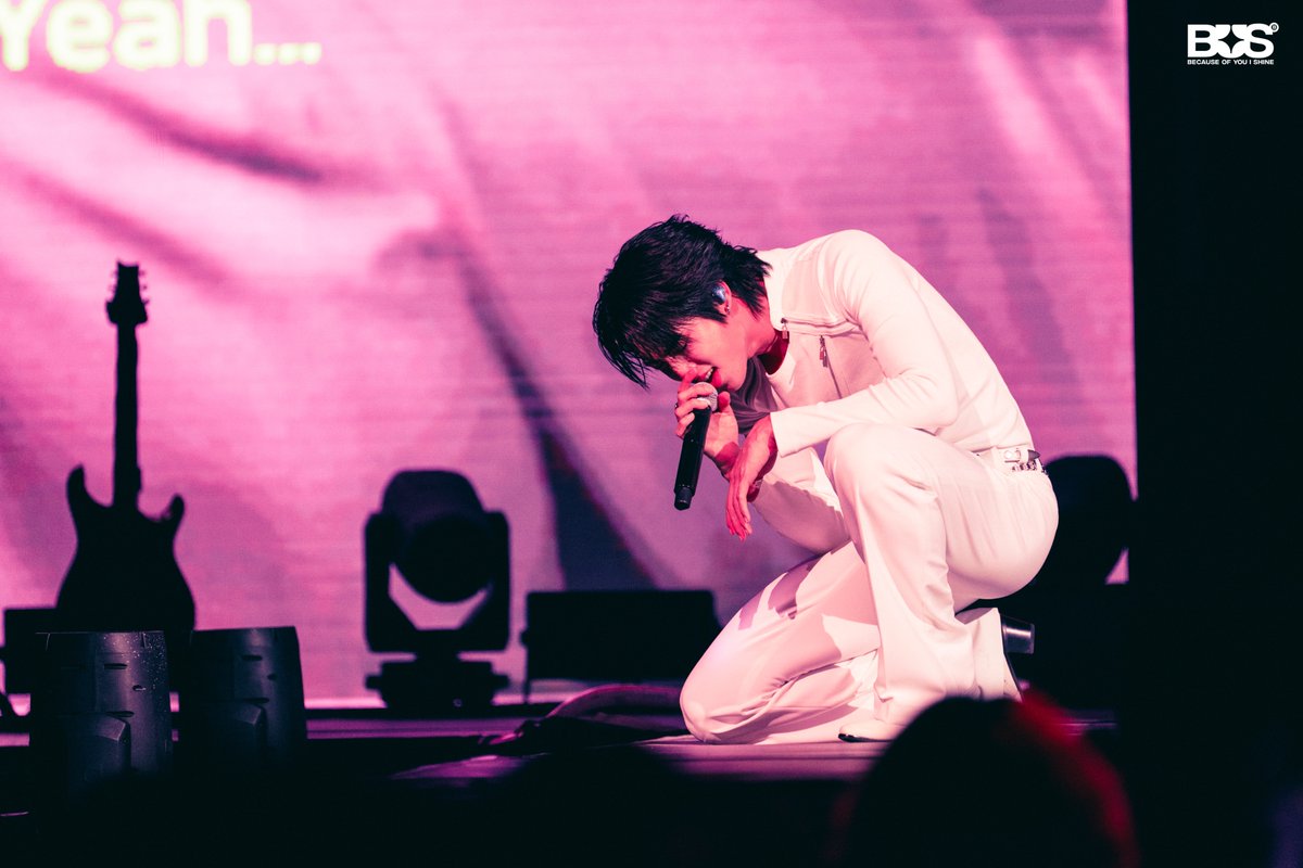BUS_SONRAY's tweet photo. #ALANpasawee STAGE at SONRAY SHOWCASE 2026 
— Euphoria 💫

เป็นเพลงที่ชอบมาก ๆ เพลงหนึ่ง ชอบความที่ฟังผ่าน ๆ แล้วอาจจะดูเป็นเพลงที่ดูเข้าใจง่าย แต่สามารถตีความลงไปลึกมาก ๆ ได้ด้วย แล้วก็ได้ใช้ทุกช่องเสียงของตัวเองด้วย

เพลงนี้สะท้อนนิสัยของผมได้ดี เพราะเวลาที่ชอบอะไร หรืออินอะไรแล้วจะเต็มที่ และจะทุ่มสุดตัว ตัวเพลง Original เล่าถึงการเสพติดคน ๆ นึงมาก ๆ ถึงแม้ว่ามันจะ Toxic ก็ตาม ท่อน Verse 2 ที่แต่งมาเพิ่มเพราะอยากเล่าเรื่องนี้ในมุมของตัวเอง และอยากแต่งแรปที่ Melodic มากขึ้น ที่สามารถผสมกับ Vocal rift ต่าง ๆ ได้ครับ

#SONRAYSHOWCASE2026
#BUSbecauseofyouishine
#SONRAYMUSIC