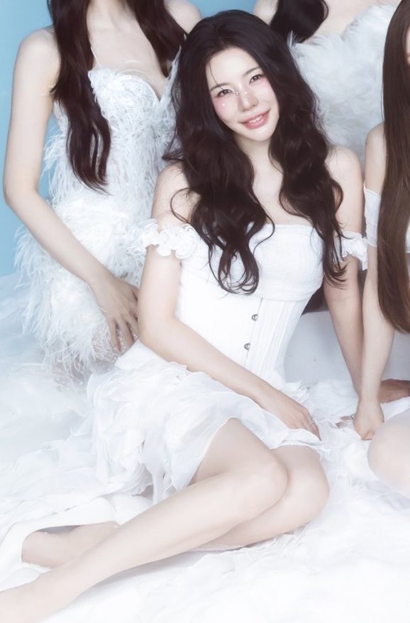 soonkyupsal's tweet photo. BUT SERIOUSLY IM ALREADY BIASED IK BUT CAN EVERYBODY TAKE A MOMENT TO LOOK AT THIS MOMENTUS VISUALS??????? LEE SOONKYU YOU ARE UNFORGIVABLE FOR GATEKEEPING YOURSELF https://t.co/Hg00CeT38G