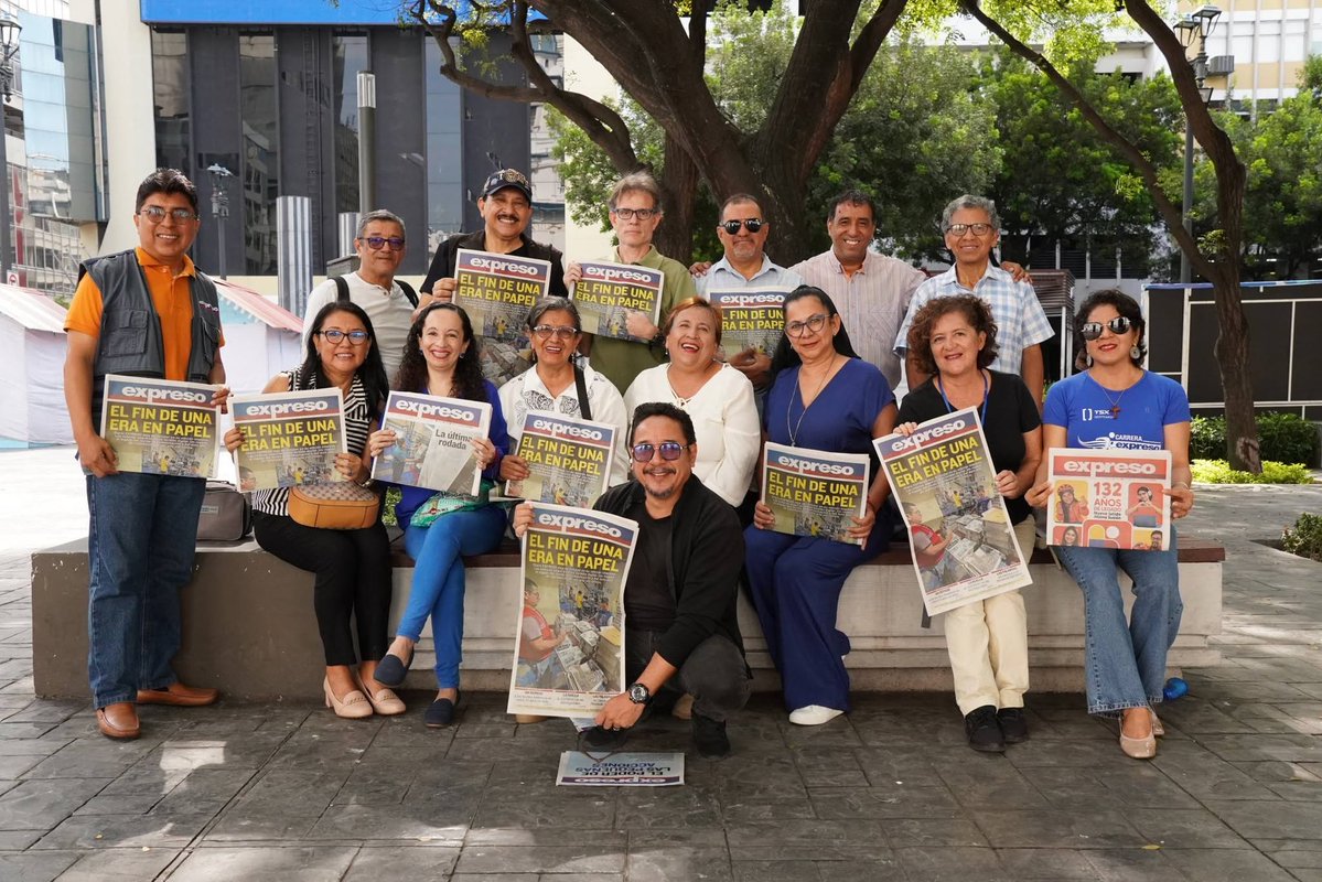 lahistoriaec's tweet photo. Solo nos queda Extra. Hoy circuló la última edición en papel del diario @Expresoec de Guayaquil. De lo que fue la prensa en Ecuador, ya no queda casi nada. https://t.co/3q7Ja8210m