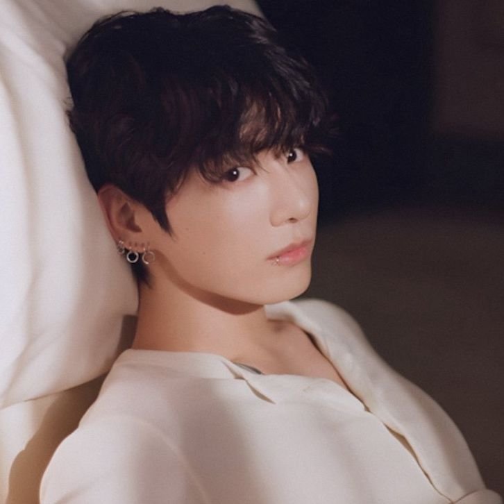 paokthv's tweet photo. #vkookau #taekookau - Two faces

Jn odiaba a su hermano mellizo Jk por siempre ser el centro de atención.
Cada que ella lograba tener atención, Jk siempre la opacaba con algo mejor. 
El lazo que todos creían que tenían se había roto hace mucho tiempo. https://t.co/V21drR0STn