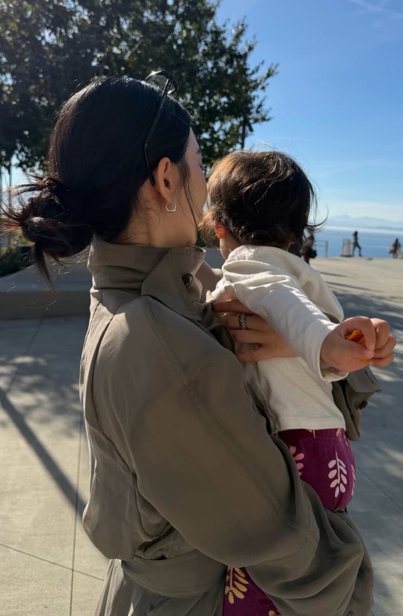 beiitelgeuse's tweet photo. GAMBARAN KELUARGA KECIL BAHAGIA 
mama sama adek nungguin papa yang lagi ditelfon sama temennya 😋 https://t.co/EhgMFVdOgw